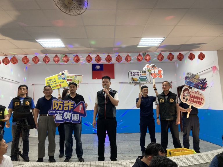 第三分局童寶賢分局長率識詐宣導團向民眾宣導最新詐騙手法資訊。（記者薛秀蓮翻攝)