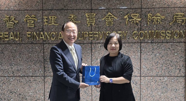 行政執行署署長黃裕源日前率所屬幹部拜會金管會銀行局，黃玉垣並致贈紀念品給局長施瓊華抵達感謝之意。(記者張欽翻攝)