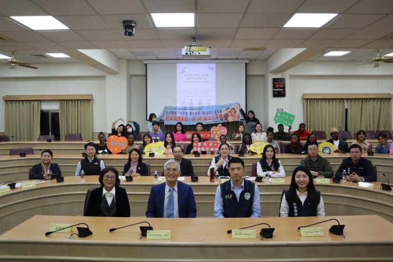 移民署嘉義縣服務站陸續前往南華大學及吳鳳科技大學關懷外籍生及宣導重要法規。(記者 張艷君翻攝)