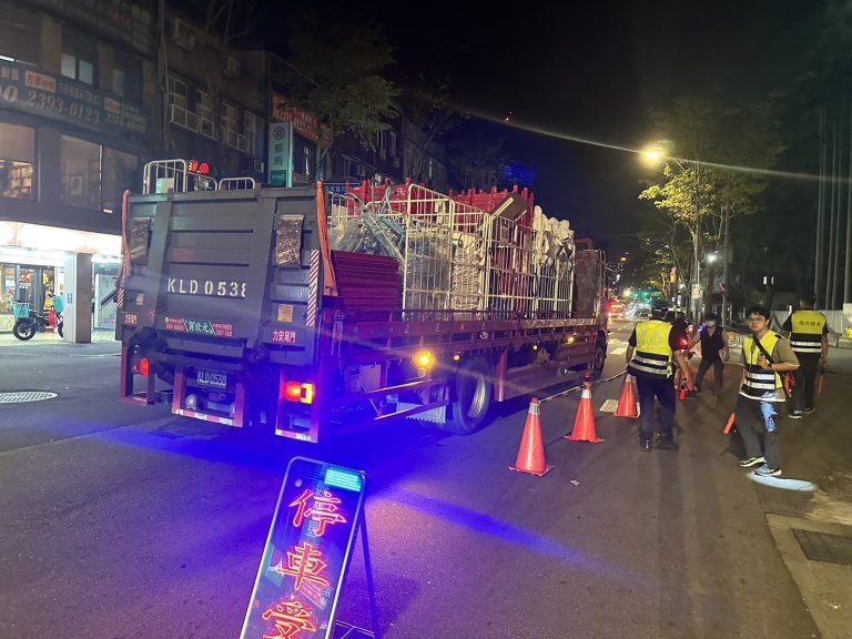 文山第一分局配合相關單位於轄內重要路段,實施大型車輛違規攔檢。(記者 張艷君翻攝)