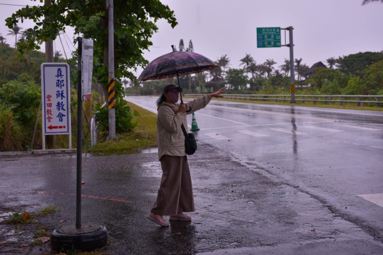 風吹、日曬、雨林日常,成為等車外出或返家民眾揮之不去的一場噩夢。