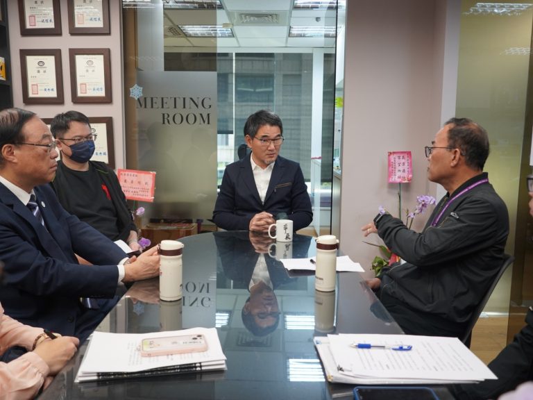 立委劉建國與觀光署官員開會爭取西螺大橋周邊觀光旅遊中心。(記者張欽翻攝)
