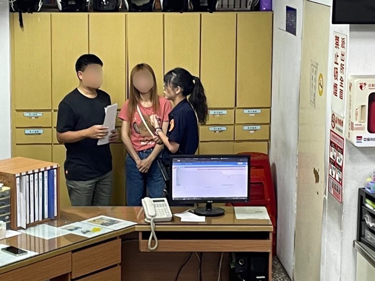 警方協助民眾申請急難救助。(記者薛秀蓮翻攝)
