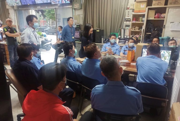 北投分局永明派出所受臺北榮民總醫院邀請，向駐衛警進行醫療暴力及詐騙防制宣導。（記者薛秀蓮翻攝)