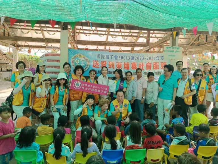 陳月娥會長和團隊成員在凱村孤兒院與孩子們互動。（圖/親親獅子會提供)