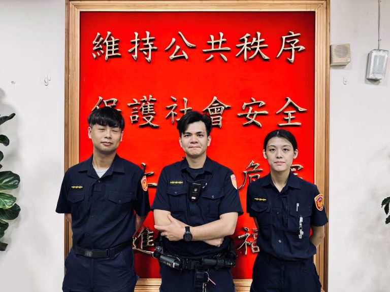 文德派出所警員吳秉倫(左)、陳宏凱(中)、鄭亦芸(右)。（記者薛秀蓮翻攝)