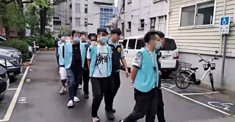 新莊分局警方逮越陽會成員10人。（記者徐煜勝翻攝）