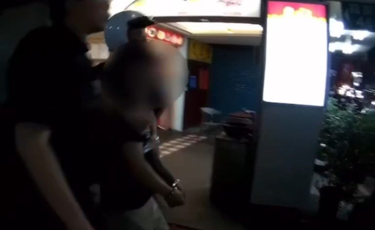 新莊分局中港所警逮捕竊嫌。（記者徐煜勝翻攝）