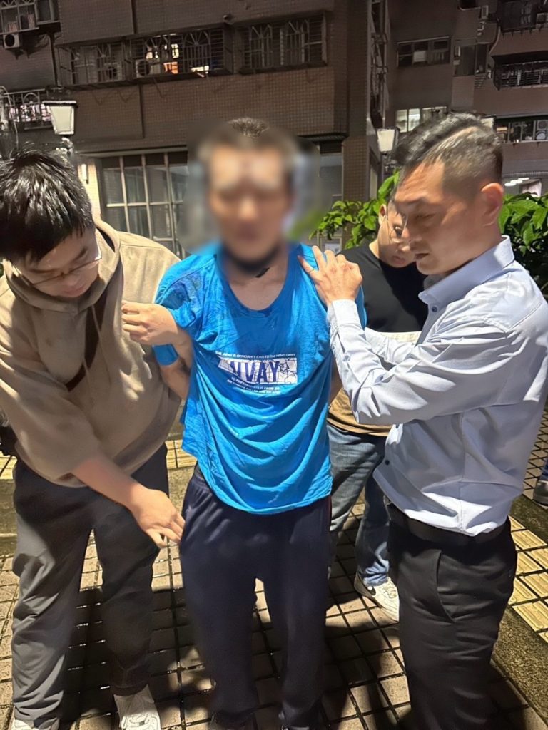 新莊分局偵查隊長徐子胤率隊逮捕重大逃犯簡郁紘。（記者徐煜勝翻攝）
