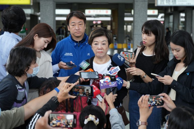 台積電慈善基金會張淑芬董事長在0403地震發生的第一時間帶領團隊，不畏餘震深入花蓮地震災區，承諾將以最實質的幫助支持災區復甦(台積電慈善基金會 提供)