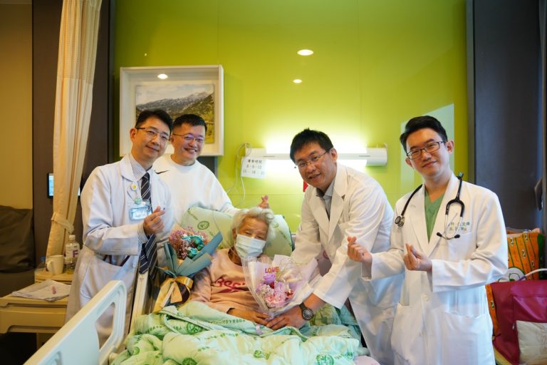 86歲乳癌阿嬤心臟衰竭病危 鬼門關前走一回，圖左前內科副院長劉俊廷。左後個案兒子林玉龍/右前加護病房吳宣鋒醫師/右後血液腫瘤科醫師蔡明宏）。（圖/記者林照東翻攝）