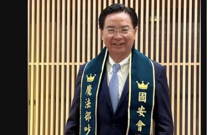 外交部長吳釗燮在立法院備詢時經常怒懟藍營立委，被網友封為「魔法部吵架王」。(圖／翻攝自立委葉元之臉書)
