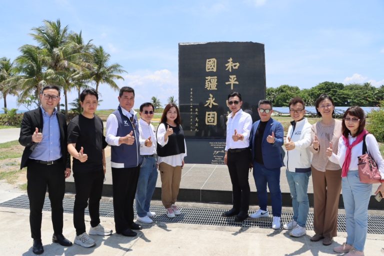 立法院副院長江啟臣(右5)帶隊，國民黨馬文君(左5)、黃仁(左3)、鄭正鈐(右3)、賴士葆(左4)、羅廷瑋(左2)、翁曉玲(右2)、黃健豪(左1)、廖先翔(右4)以及民眾黨陳昭姿(右1)等10位立委順利登上太平島，在島上前總統馬英九署名的｢國疆永固 和平南海｣紀念碑前留下珍貴的歷史鏡頭。(記者包克明 翻攝)