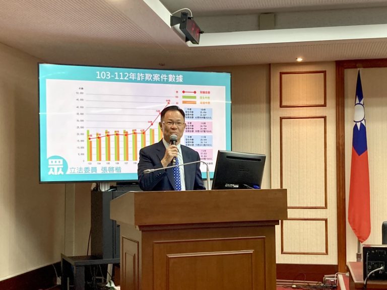 張啓楷在立法院交通委員會質詢黃彥男部長源如何協調平台業者積極協助，透過溯源管理落實打詐？(圖／張啓楷國會辦公室提供)