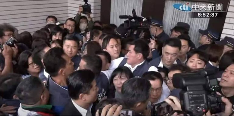 朝野黨團一早先上演全武行，在立院門口發生嚴重推擠。(記者 包克明攝)