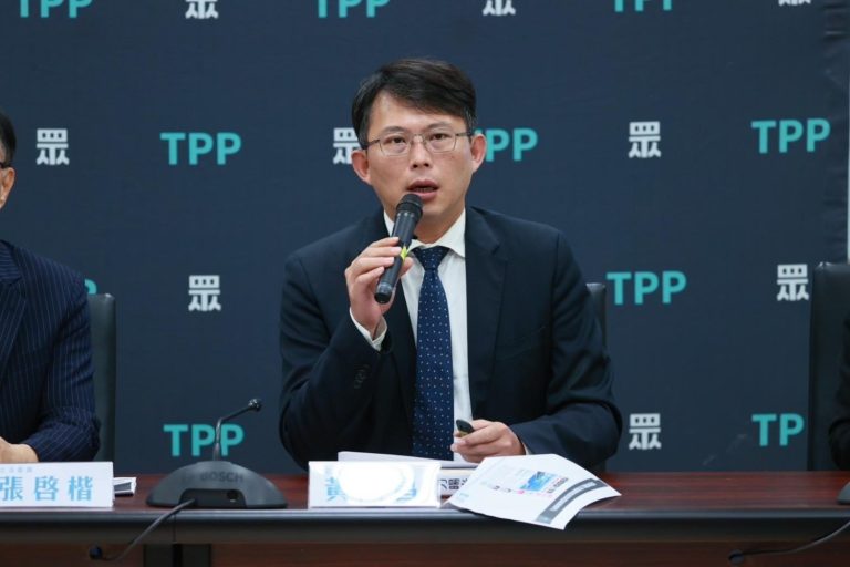 民眾黨立法院黨團總召黃國昌要求經濟部應先撤銷非法電業許可、送辦違法官員。(記者包克明翻攝)