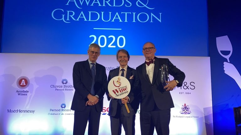 2020年台灣酒研學院創辦人之一柯汝同(Tom Curry)前往英國倫敦接受年度最佳機構之一的殊榮。（圖／台灣酒研學院提供）