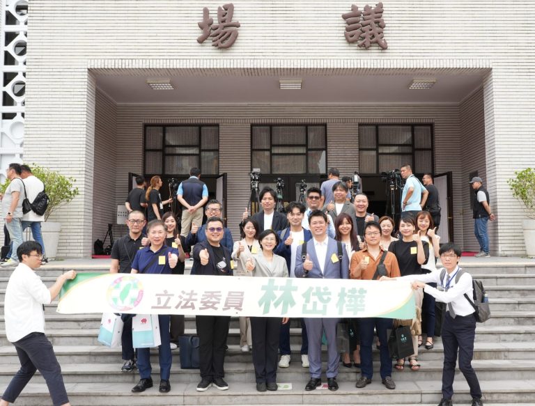 立委林岱樺與「九州台日友好互助交流協會」參訪團在立法院前合影。(記者張欽翻攝)