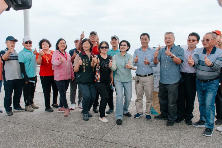 立委林岱樺今天與地方民意代表等人會勘「中芸漁港」擴建及上架場工程後合影。(記者張欽翻攝)