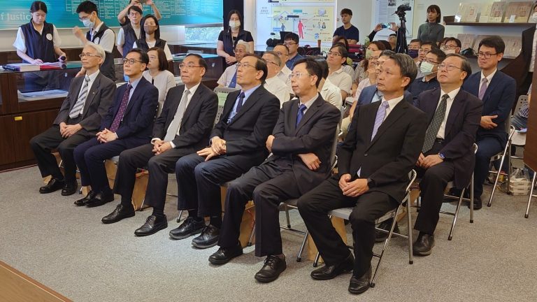 法務部長蔡清祥(左三)、法醫研究所所長侯寬仁(右一)等長官及醫學專家參加所誌發表茶會。(記者張欽翻攝)