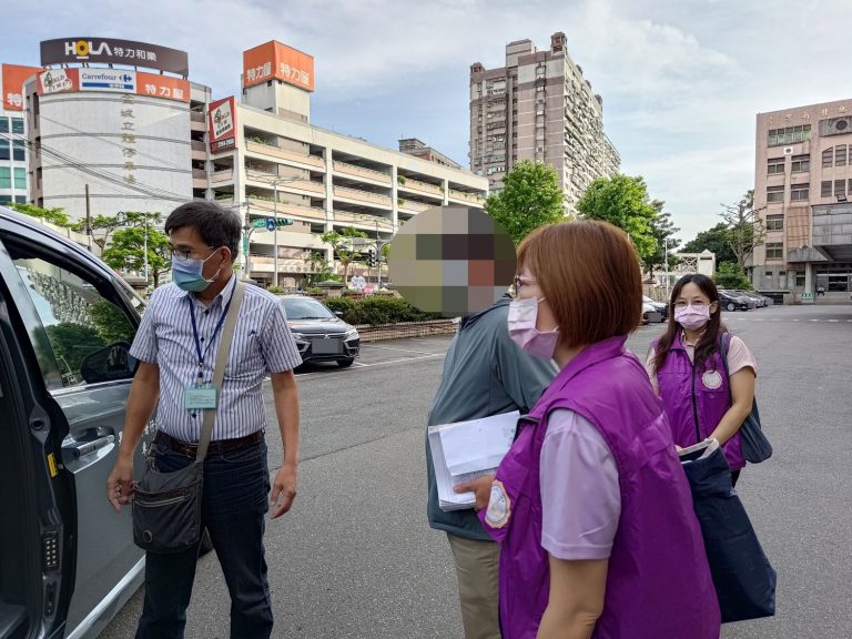 新北地院法官裁定蔡男管收後，行政執行官(右)、書記官(左)及執行員(右2)準備將欠稅的蔡男(左2)解送至管收所管收。(記者張欽翻攝)