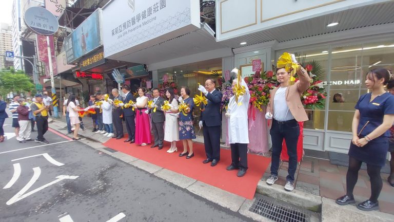 所有貴賓與邱品嘉一起為茱莉亞預防醫學健康莊園剪綵。(記者張欽攝影)