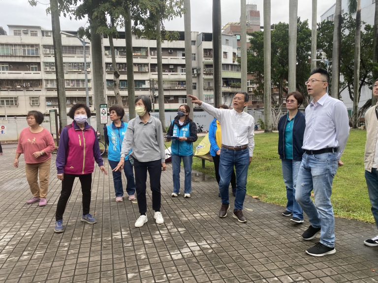 台北市議員陳政忠(右3)邀北市公園處長藍舒凢會勘社子公園後,歸納7個改善項目。(記者張欽翻攝)