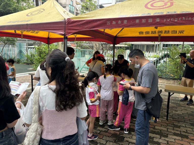 北投分局長安派出所利用北投國小舉辦活動時,前往犯罪預防宣導。(記者薛秀蓮翻攝)