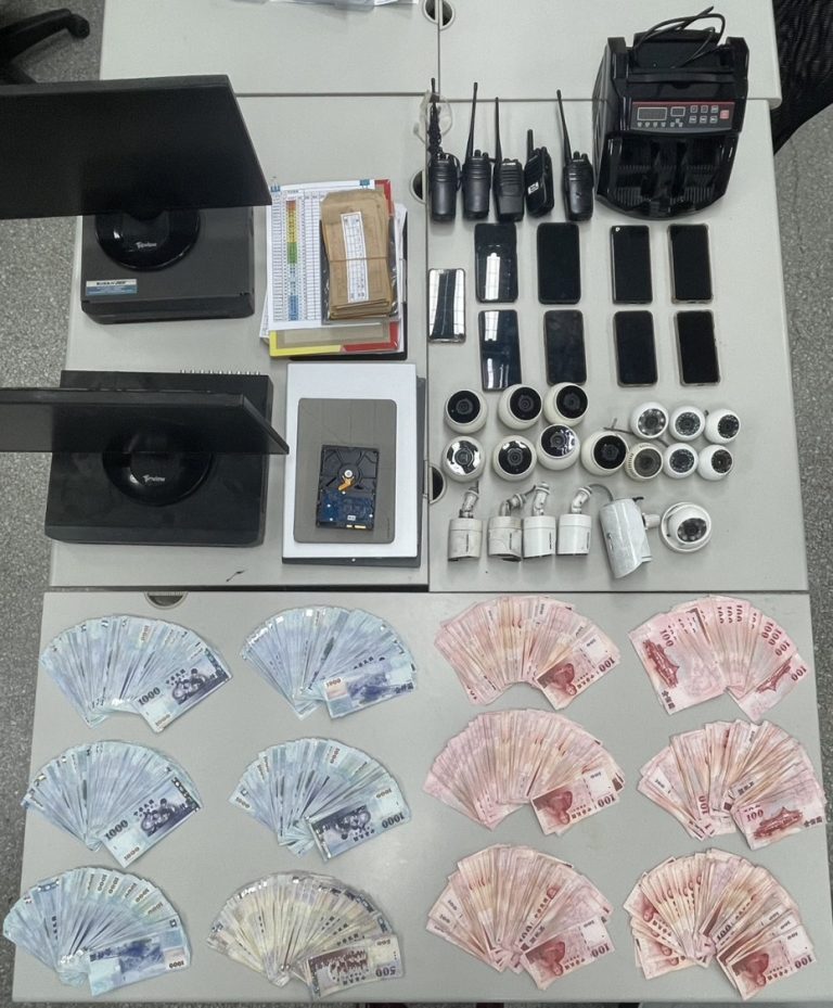 警方當場查扣不法所得及相關證物。（記者薛秀蓮翻攝)