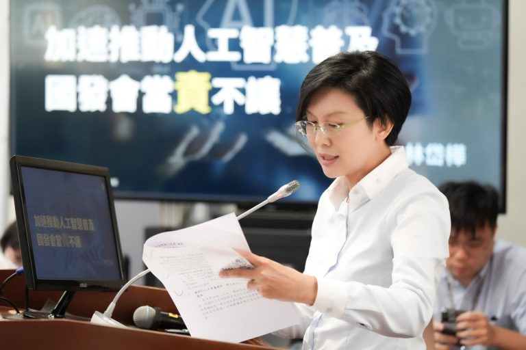 林岱樺促國發會應統籌各產業應用之須要，建立各產業領域專家庫，涵蓋各產業之業界人才。(圖／林岱樺國會辦公室提供)