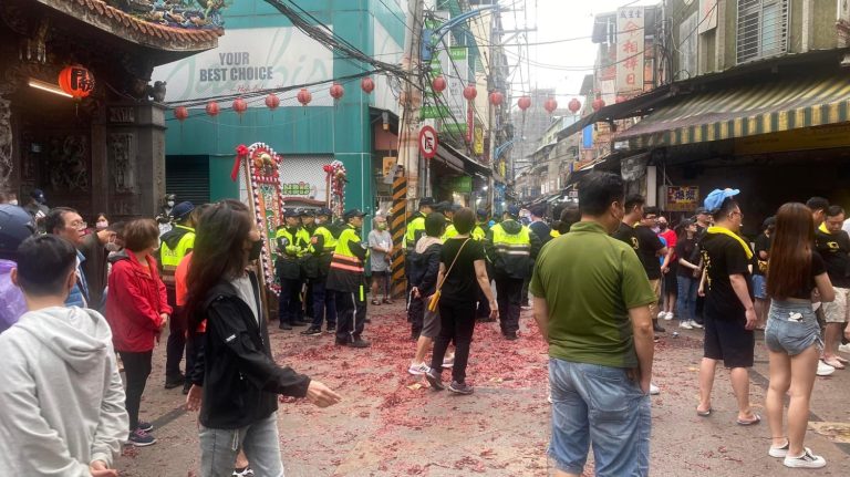 新北市警局為此大拜拜遶境投入大量警力以維護平安順利。(記者徐煜勝翻攝)