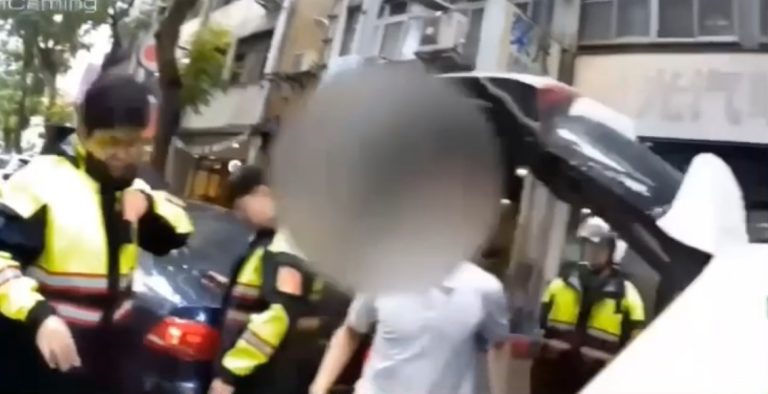 大安分局警方於車輛中查獲毒品。（記者徐煜勝翻攝）