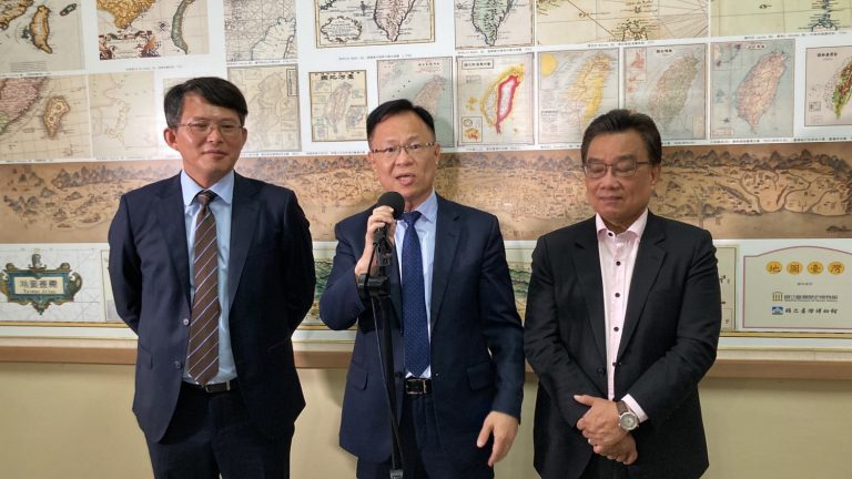 張啟楷(中)表示，有關個資法的保護，民眾黨曾於上個會期提案修法，向歐盟標準看齊。希望數發部和NCC能夠補強。(圖／張啟楷國會辦公室提供)