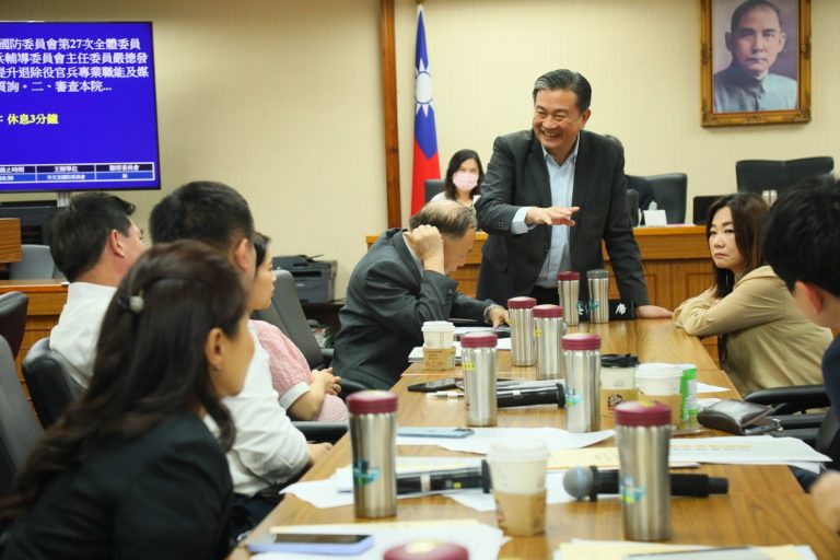 挾現場人數優勢和國民黨召委馬文君溝通，王定宇表示，大家都贊成照顧退除役官兵，但是｢對的事情要用對的、合法的方法｣，要求記名表決。(記者包克明攝)