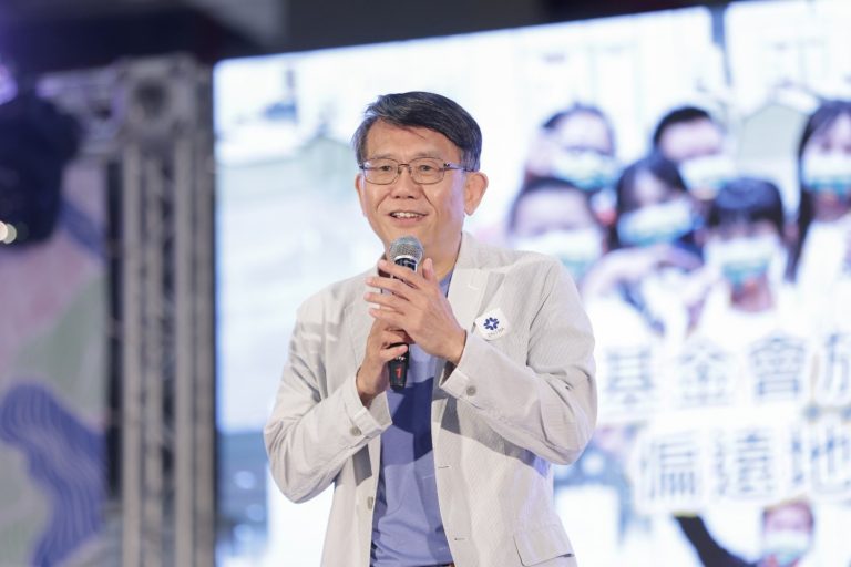 台北金融研究發展基金會董事長 周吳添 在2023年善愛嘉年華舞台致詞。(圖／社團法人小樹傳愛協會提供）