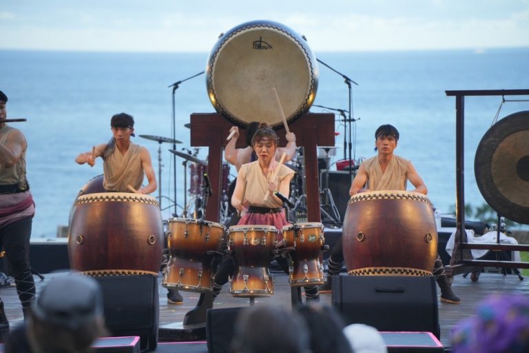 十鼓擊樂團以磅礡的鼓聲為2024東海岸大地藝術節「月光．海音樂會」10年喝采揭開序曲。(記者張欽翻攝)