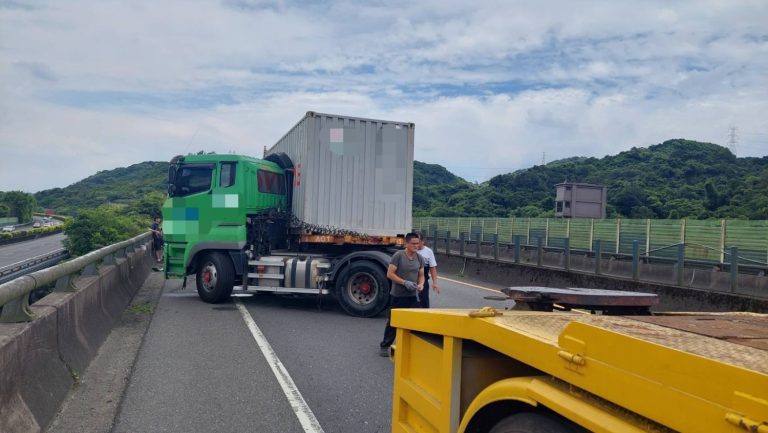 曳引車自撞圍牆。（記者薛秀蓮翻攝)