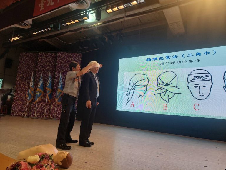 義勇警察隊員進行災害意外求生訓練，提升應對突發事件的能力。（記者薛秀蓮翻攝)