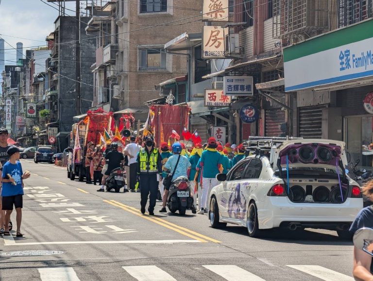 警方於廟會活動現場協助交通指引，保障活動順利舉行。（記者薛秀蓮翻攝)