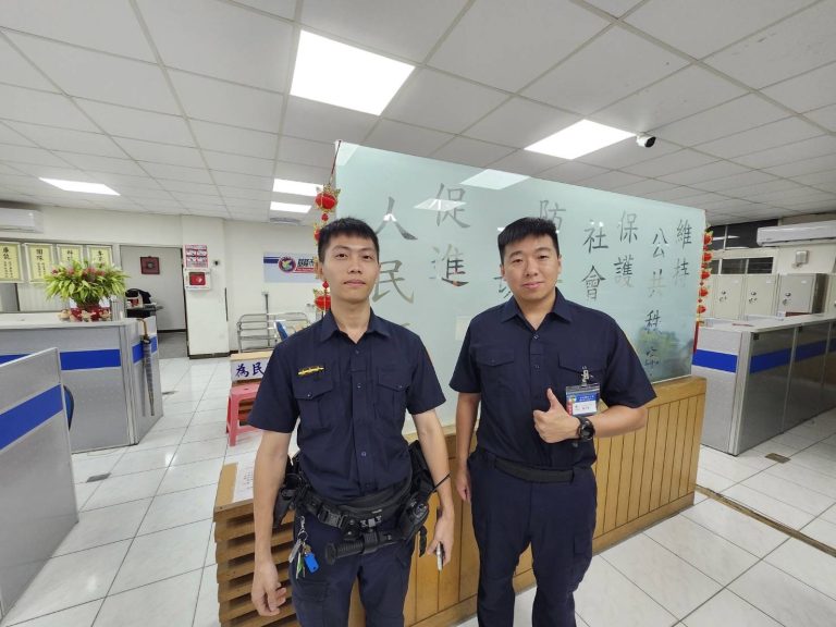 受理協助警員徐聖喆（左）、警大實習生賴宇軒（右）。（記者薛秀蓮翻攝)