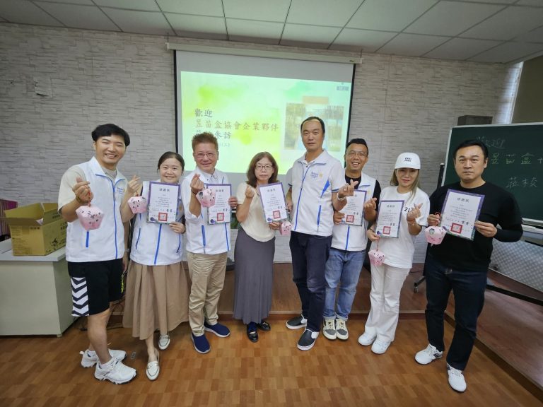 平溪國中校長葉菁(左四)致贈感謝狀于桃園品酒扶輪社等善心人士。(記者 趙靜姸攝)