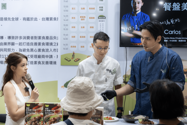 展區邀請廚師、營養師與民眾互動。(圖/台灣素食推廣協會提供)