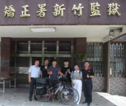 新竹十八尖山黑狼5號行動單車咖啡曾智勳，到新竹監獄分享創業經驗。（圖/記者黃溎芬翻攝）