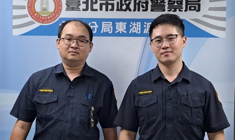 東湖派出所警員劉仲豪(左)、李威宗(右)。（記者薛秀蓮翻攝)