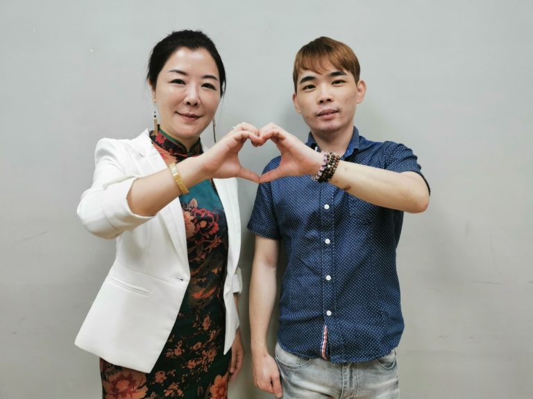 大賞平價鐵板燒營運總監郭家瑄與傑出青年義廚朱俊廷。（圖／社團法人小樹傳愛協會提供）