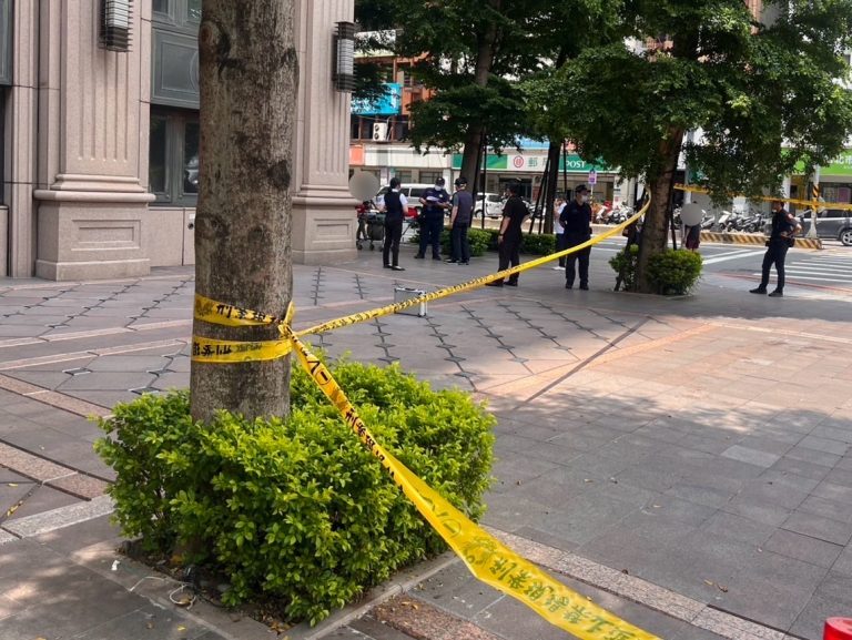 墜樓地點警方拉起封鎖線偵辦中。（記者徐煜勝翻攝）