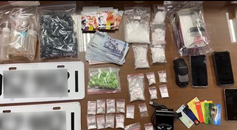 警方於車上查扣到大量毒品及提款卡。（記者徐煜勝翻攝）