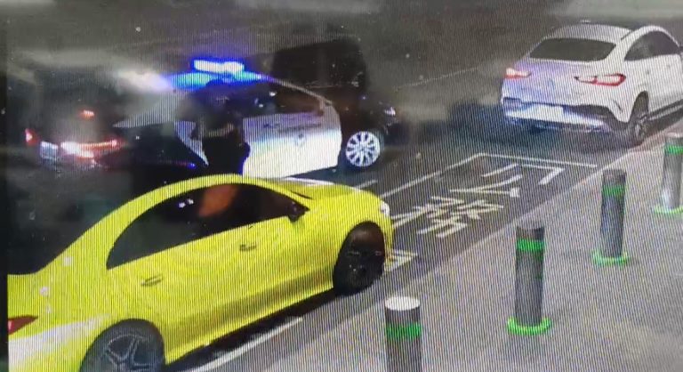 黃色租賃車拒絕臨檢。（記者徐煜勝翻攝）