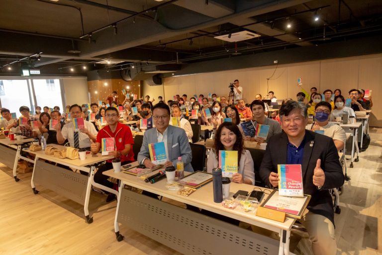 中國國花黨於7月28日在新竹舉辦了首場「青年沙龍與新世代對話系列論壇」，主題為《AI時代的機會與挑戰》。（圖/新竹採訪小組攝）