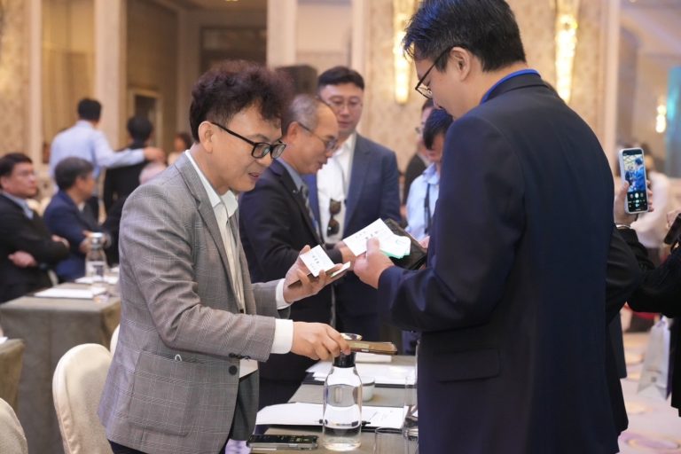 國民黨立委鄭正鈐(左1)對於推廣及落實AI產業生態鏈，一直不遺餘力，是唯一出席翔耀AI算力中心成立記者會的立委。(圖／鄭正鈐國會辦公室)